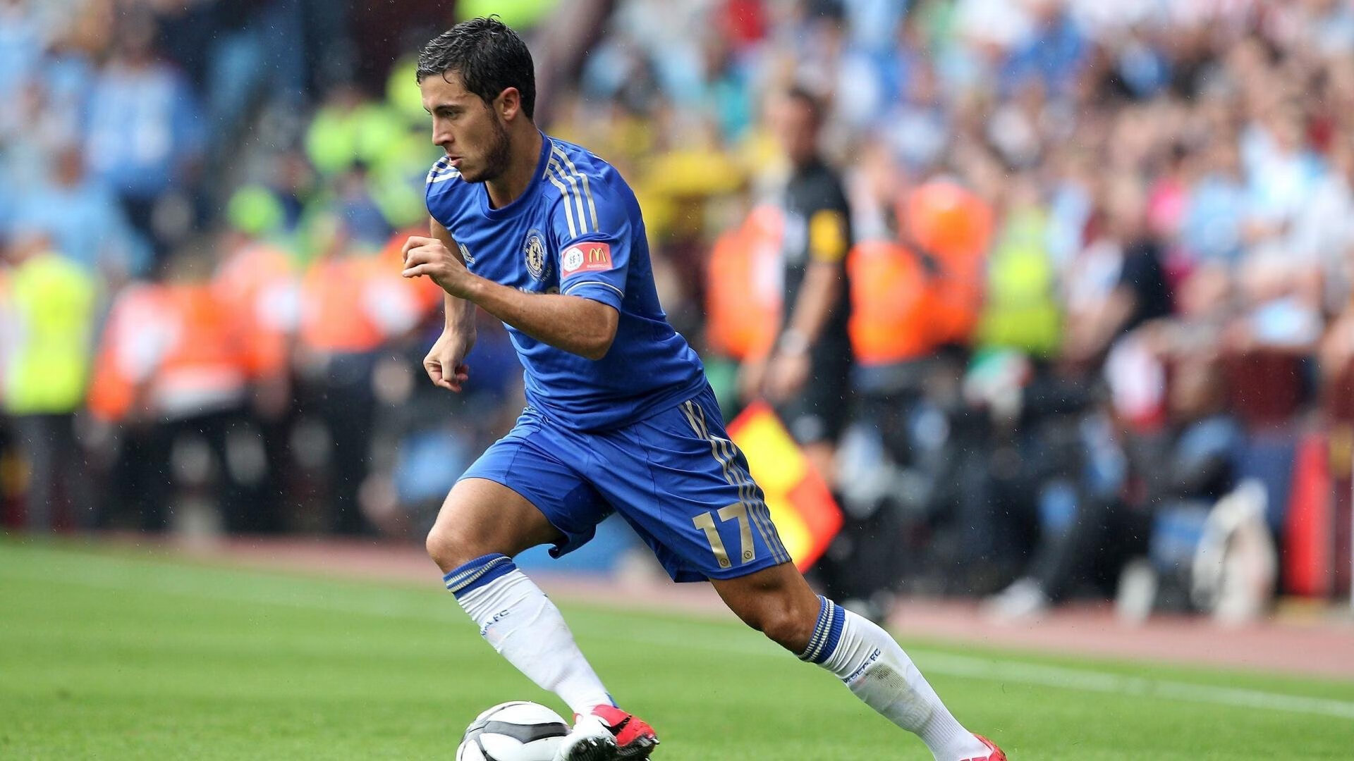 瓦伦西亚主场大胜拉科鲁尼亚在西甲继续领先，瓦伦西亚 主场